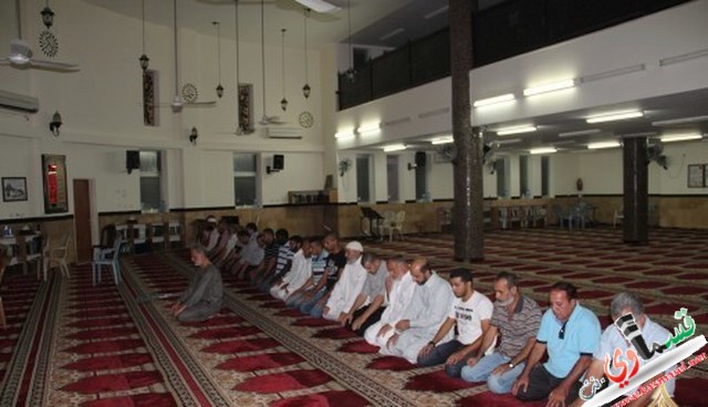 مائدة الحركة الإسلامية في كفر قاسم تجمع من حولها قرابة الألف صائم